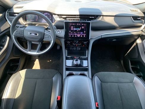 Used 2025 Jeep Grand Cherokee Altitude AWD/4WD image 15
