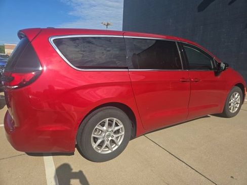 Used 2024 Chrysler Pacifica Touring-L FWD image 3
