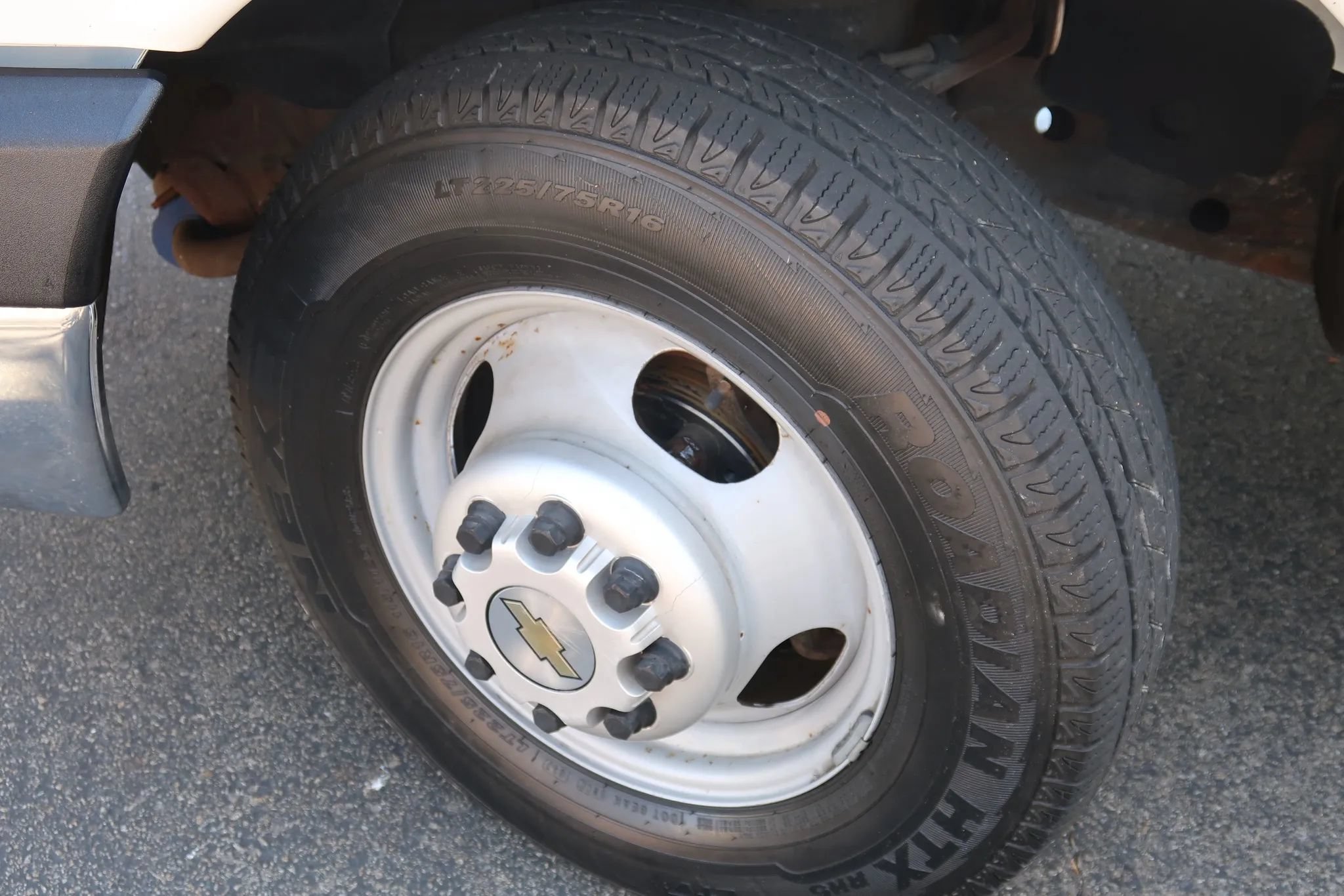 Used 2004 Chevrolet Express 3500 w/ Chrome Appearance Package RWD image 5
