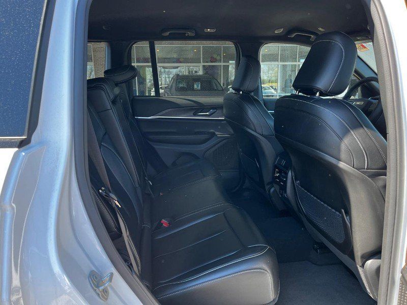 Used 2024 Jeep Grand Cherokee Limited AWD/4WD image 4