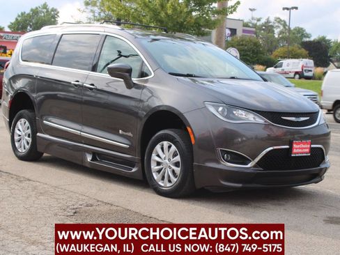 Used 2018 Chrysler Pacifica Touring-L image 4