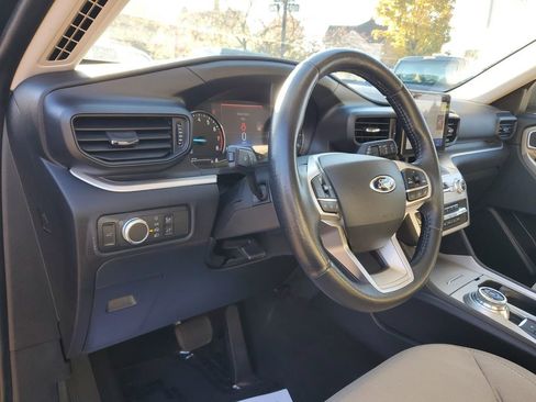 Used 2022 Ford Explorer XLT image 15