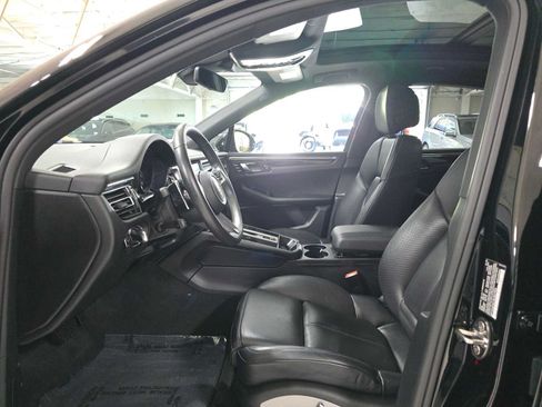 Used 2025 Porsche Macan AWD/4WD image 20
