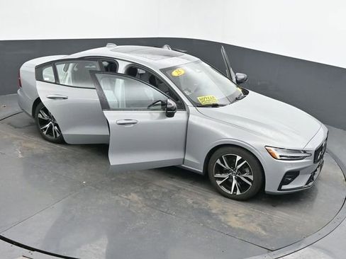 Used 2025 Volvo S60 B5 Core image 57