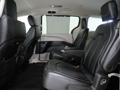 Used 2023 Chrysler Pacifica Touring-L FWD image 23
