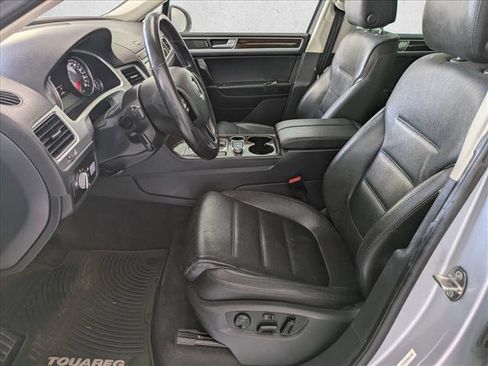 Used 2016 Volkswagen Touareg TDI image 16