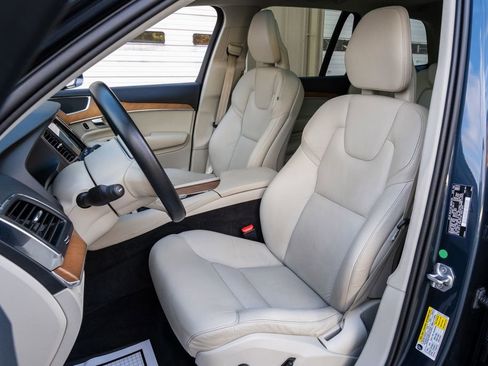 Used 2021 Volvo XC90 T6 Momentum w/ Climate Package image 16