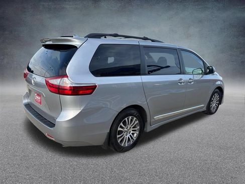 Used 2018 Toyota Sienna XLE w/ XLE Navigation Package FWD image 5