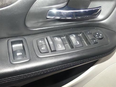 Used 2019 Dodge Grand Caravan SE w/ UConnect Hands-Free Group FWD image 18