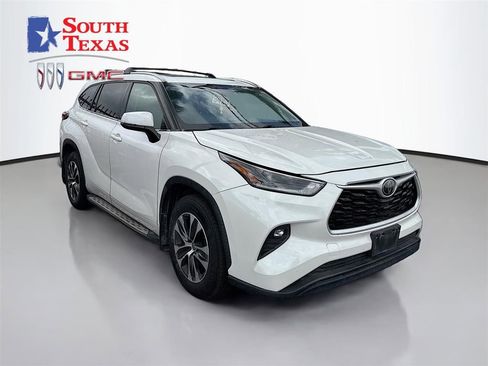 Used 2021 Toyota Highlander XLE FWD image 1