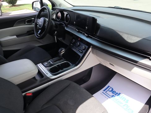 Used 2023 Kia Carnival LX FWD image 25