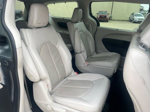 Used 2021 Chrysler Pacifica Touring-L FWD image 10