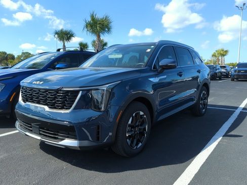 Certified 2025 Kia Sorento S w/ Panoramic Sunroof Package image 3