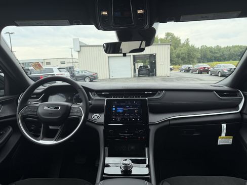 New 2025 Jeep Grand Cherokee Altitude image 16