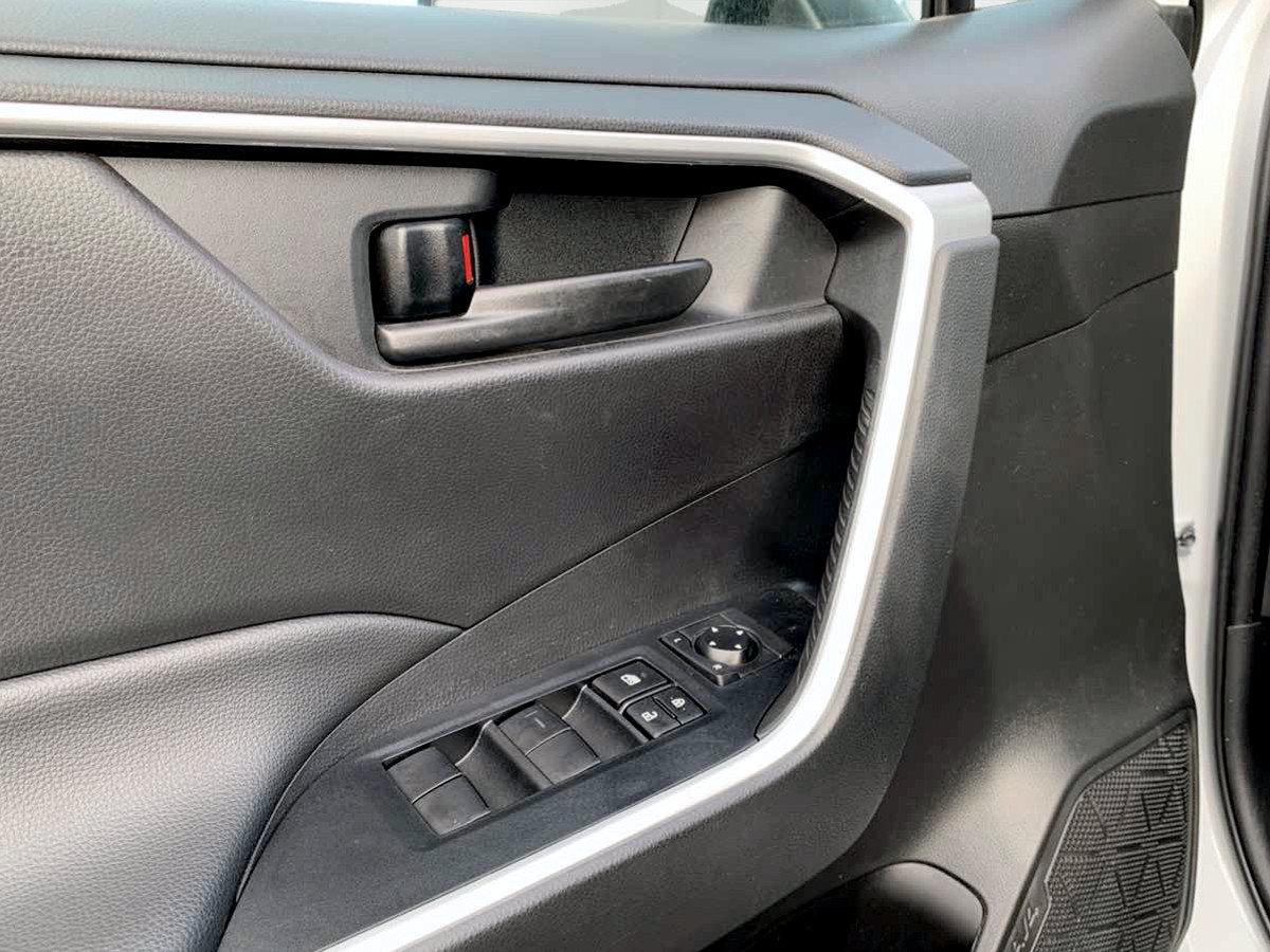Used 2022 Toyota RAV4 LE AWD/4WD image 13