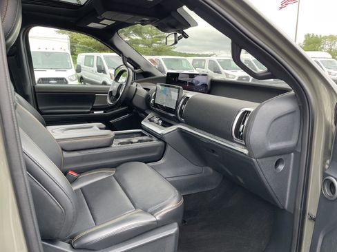 Used 2025 Ford Expedition Tremor AWD/4WD image 28
