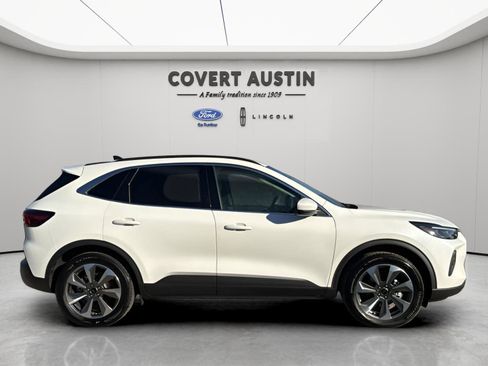 Certified 2025 Ford Escape Platinum w/ Class II Trailer Tow Package image 6