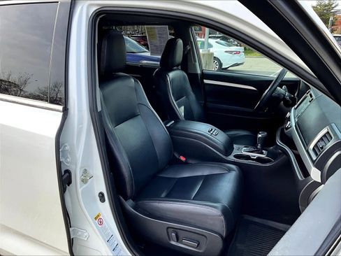 Used 2019 Toyota Highlander XLE image 11