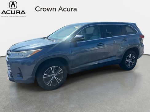 Used 2019 Toyota Highlander LE FWD image 2