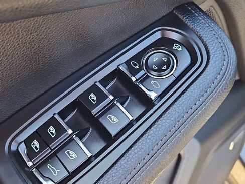 Certified 2024 Porsche Macan AWD/4WD image 31
