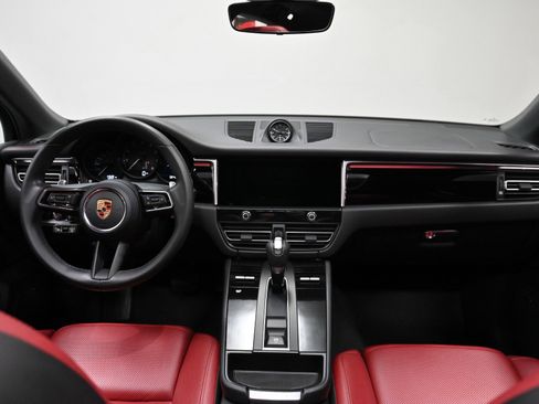 Used 2023 Porsche Macan image 6