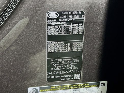 Used 2025 Land Rover Discovery Metropolitan Edition image 35