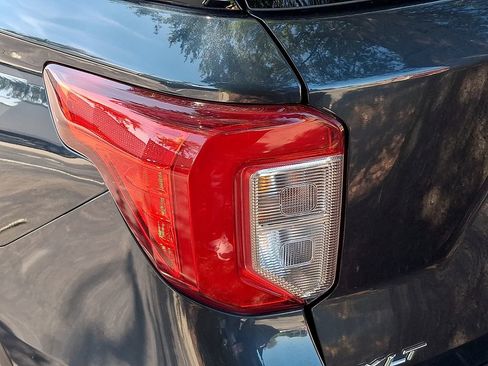 Used 2024 Ford Explorer XLT AWD/4WD image 8