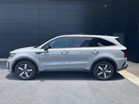 Used 2023 Kia Sorento EX w/ Panoramic Sunroof Package FWD image 2
