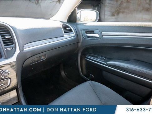 Used 2022 Chrysler 300 Touring w/ Sport Appearance Package image 13