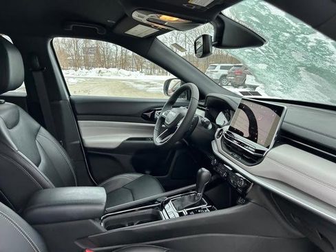 Used 2025 Jeep Compass Limited image 31