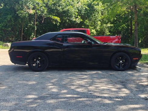 Used 2016 Dodge Challenger SXT RWD image 3