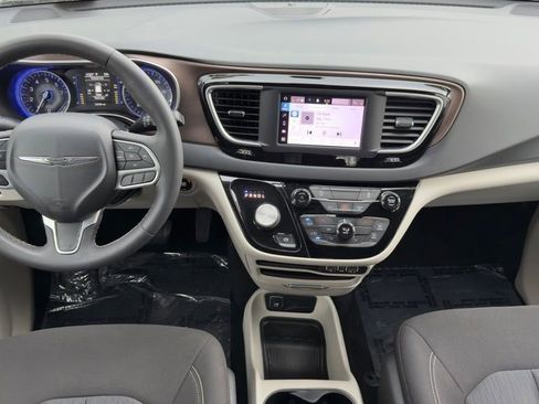 Used 2022 Chrysler Voyager LX FWD image 19