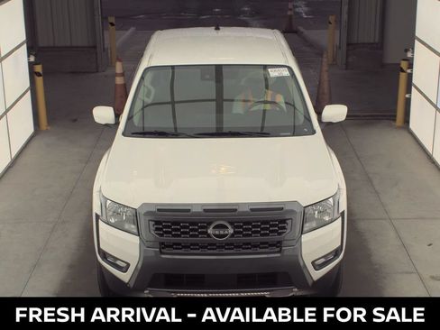 Used 2025 Nissan Frontier SV w/ SV Convenience Package RWD image 2