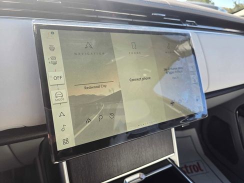 Used 2025 Land Rover Range Rover SV image 31