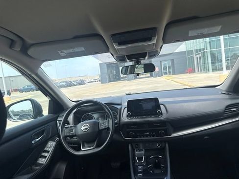 Used 2025 Nissan Rogue SV FWD image 24