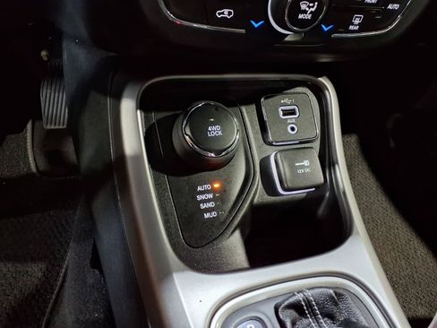 Used 2021 Jeep Compass Latitude w/ Sun and Sound Group AWD/4WD image 13