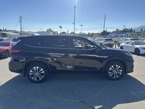 Used 2023 Toyota Highlander XLE FWD image 3