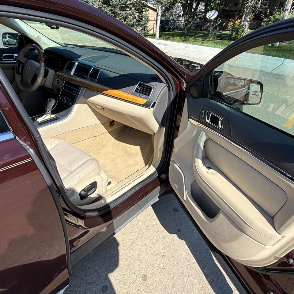 Used 2010 Lincoln MKS FWD image 8