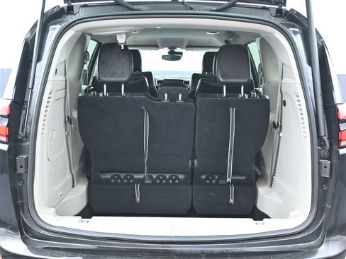 Used 2023 Chrysler Pacifica Touring-L FWD image 13