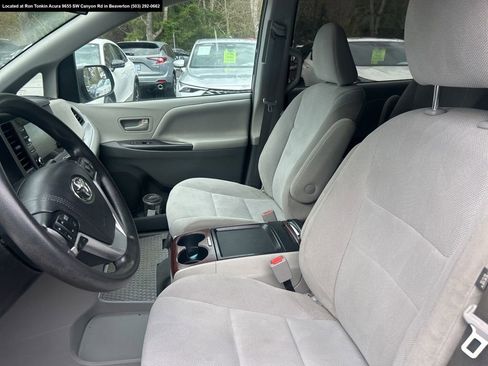 Used 2019 Toyota Sienna L w/ Carpet Mat Package image 11