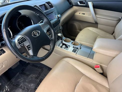 Used 2012 Toyota Highlander SE FWD image 12