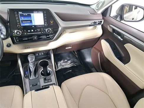 Used 2021 Toyota Highlander Limited image 18