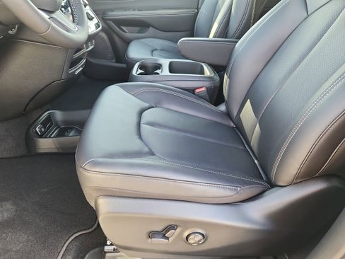 New 2026 Chrysler Pacifica Select FWD image 9