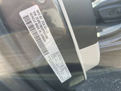 Used 2023 Chrysler Pacifica Touring-L FWD image 32