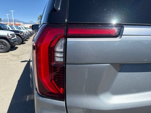 Used 2025 GMC Yukon Denali AWD/4WD image 7
