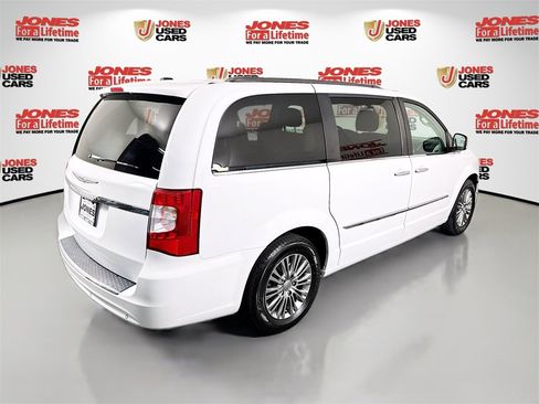 Used 2014 Chrysler Town & Country Touring-L w/ Driver Convenience Group image 16