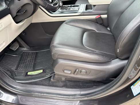 Used 2024 Kia Carnival LX image 24