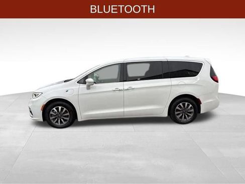 Used 2022 Chrysler Pacifica Touring-L w/ Uconnect Theater Family Group image 4