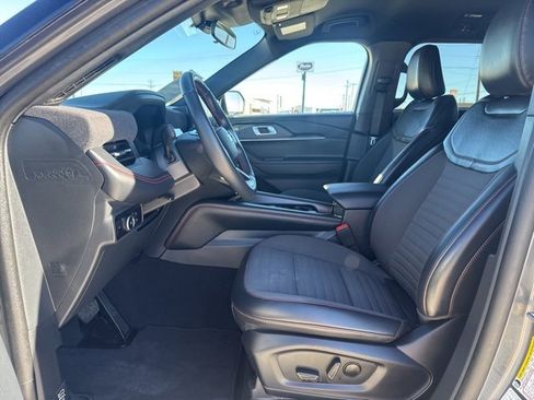 Used 2025 Ford Explorer ST-Line w/ ST-Line Street Pack image 2