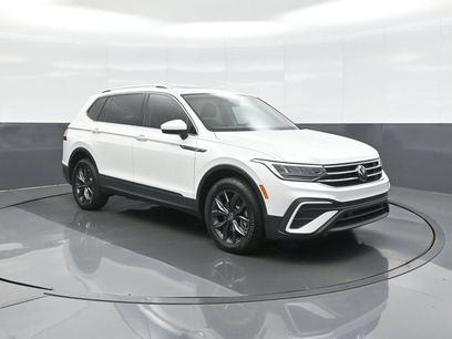 Used 2023 Volkswagen Tiguan SE w/ Panoramic Sunroof Package